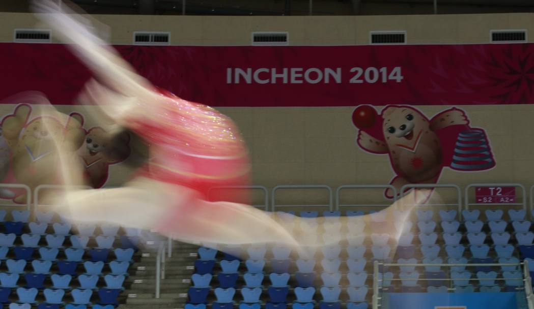 Una ginnasta cinese fa le prove prima di un&#39;esibizione ai giochi asiatici di Incheon 2014 (Action Images)